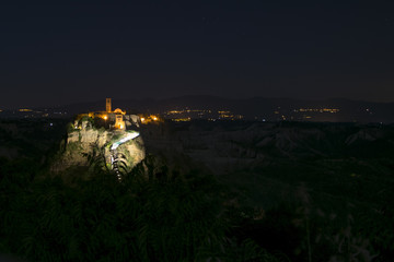 Panorama Civita di Bagnoregio illuminata di notte - La città che muore - Viterbo Lazio - Italia