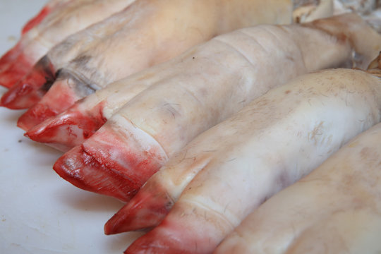 Schweinepfoten auf dem Markt in Catania. Sizilien
