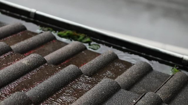 Dachrinne mit Regenwasser