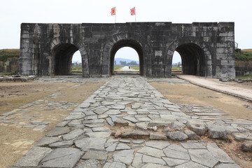 胡朝の城塞の南門