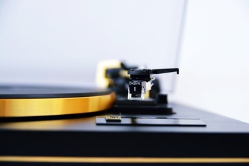 Fototapeta na wymiar Gramofon Gold Vintage Audio HIFI
