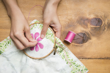 刺繍をする女性の手元