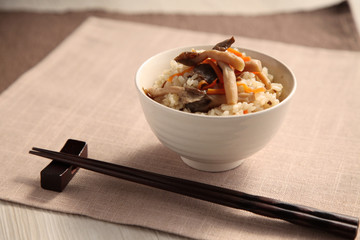 シメジときのこの炊き込みご飯と箸