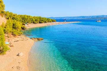 Photo sur Plexiglas Plage de la Corne d'Or, Brac, Croatie View of famous Zlatni Rat beach with beautiful sea water in Bol town, Brac island, Croatia