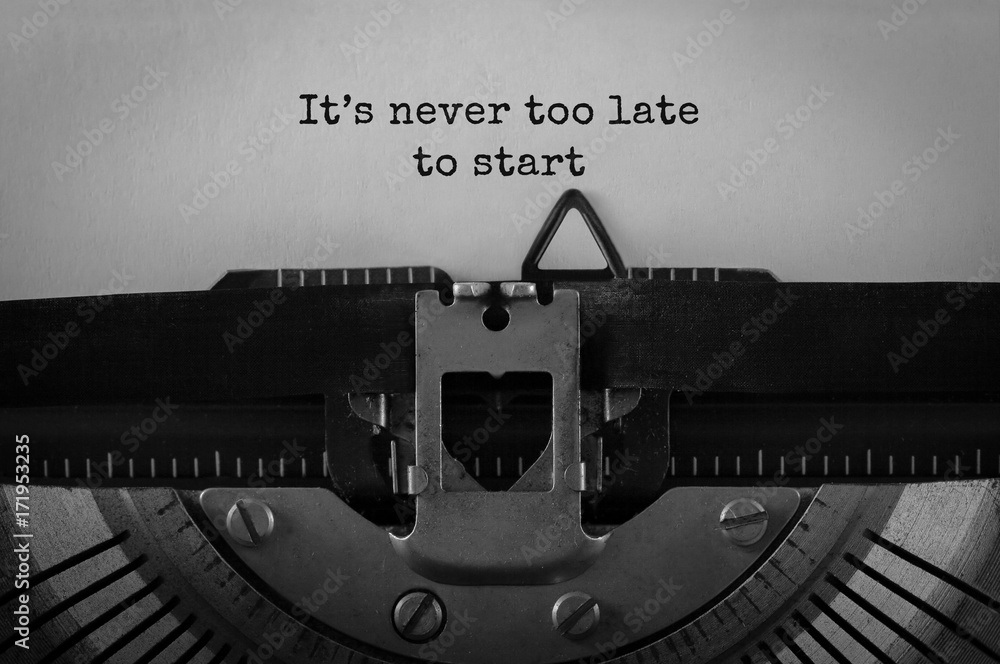 Aufkleber Text Its never too late to start typed on retro typewriter