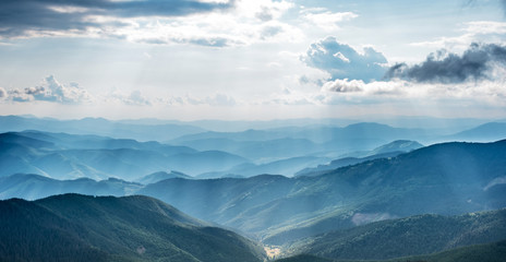 Paysage de montagne avec des rayons de soleil dans les Carpates ukrainiennes