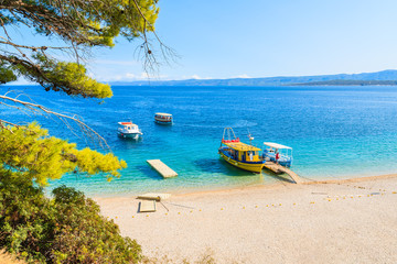 Toeristenboten op mooi Zlatni Rat-strand in Bol-stad, Brac-eiland, Kroatië