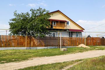 Частный дом в деревне летом © vyatich79