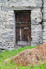 Alte Türe aus Holz in einem alten Steingebäude