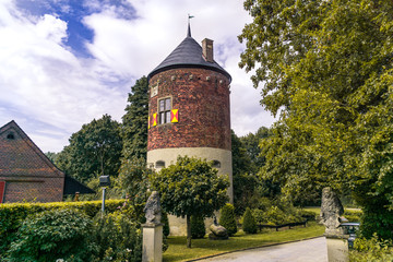 Naklejka premium Mittelalterturm im grünen