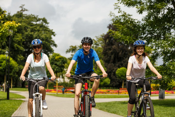 Fototapeta premium Healthy lifestyle - people riding bicycles in city park 