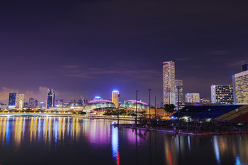 Fototapeta na wymiar cityscape of Singapore city at night