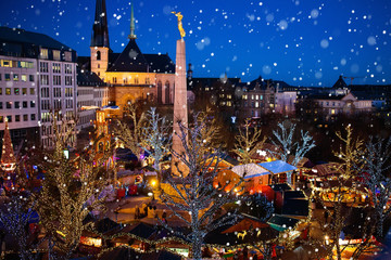 Christmas market. Winter fair with tree and lights. - obrazy, fototapety, plakaty