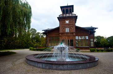 Zabytkowa Pijalnia Wód Mineralnych w Parku Zdrojowym powstała w latach 1880 - 1881, Ciechocinek, Polska 