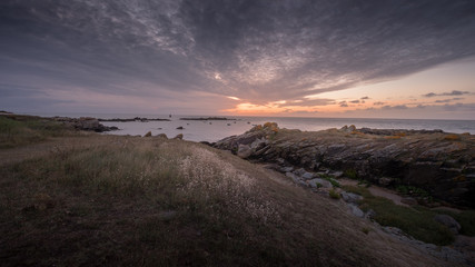 Leuchtender Sonnenuntergang auf der Île d'Yeu