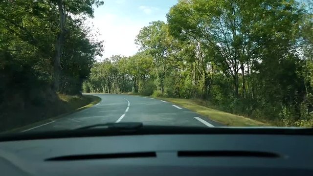 vitesse sur route sinueuse mouill&eacute;e 