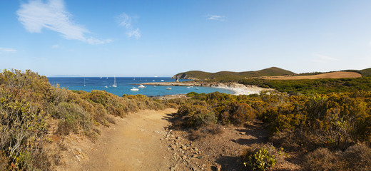 Corsica, 28/08/2017: vista di Cala Genovese, una delle spiagge pi&ugrave; selvagge del Capo Corso lungo il Sentier des Douaniers (sentiero dei doganieri), percorso costiero per escursionisti