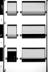 Moderne Appartementfenster  / Die moderne Fassade eines modernen Wohngebäudes mit einem Metallfenster mit Metalljalousie.