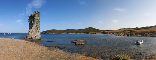 Obraz premium Corsica, 28/08/2017: la Torre di Santa Maria della Chiapella (1549), il rudere della torre genovese sulla spiaggia di Santa Maria lungo il Sentier des Douaniers, il sentiero costiero di Capo Corso 