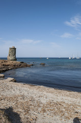 Obraz premium Corsica, 28/08/2017: la Torre di Santa Maria della Chiapella (1549), il rudere della torre genovese sulla spiaggia di Santa Maria lungo il Sentier des Douaniers, il sentiero costiero di Capo Corso 