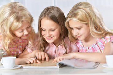 girls reading magazine