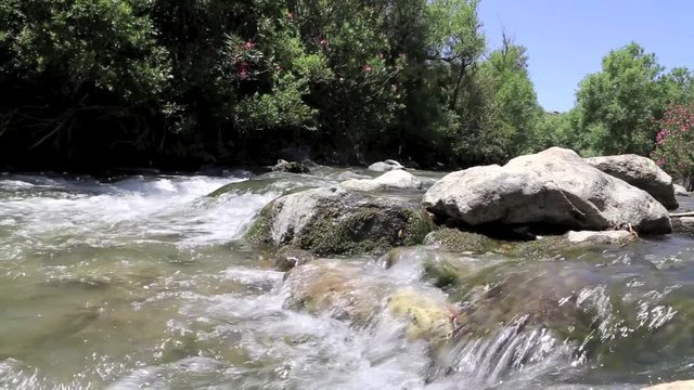 Fluss Megalopotamos in Kreta, Griechenland, sprudelt &uuml;ber eine kleine Stromschnelle