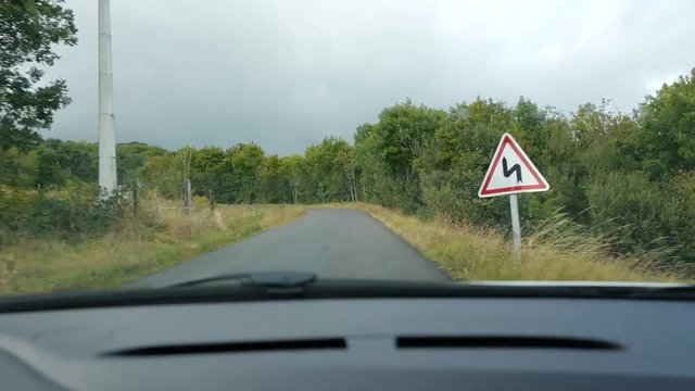 vitesse rapide sur route sinueuse et mouill&eacute;e