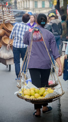 Vietnamienne portant une palanche
