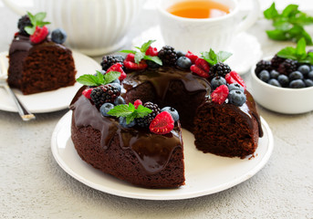 Chocolate cake with glaze and fresh berries