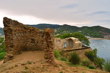 Cercles muraux Travaux détablissement rovine di una torre medievale e resti dell'antica chiesa di Sant Vicenç a Tossa de Mar in Catalogna, Spagna