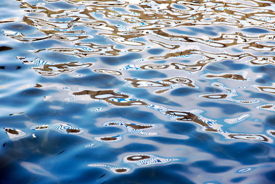 Spiegelung im Wasser, Wellen, Hintergrund, abstrakt