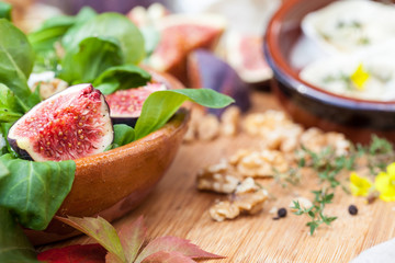 Close-up Salat mit Feigen und Ziegenkäse