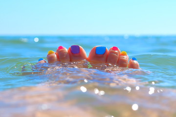 Female toes float in the sea ...