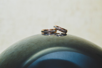 wedding rings whit blured bright background