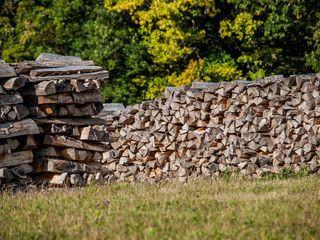 Brennholzlager auf Wiese