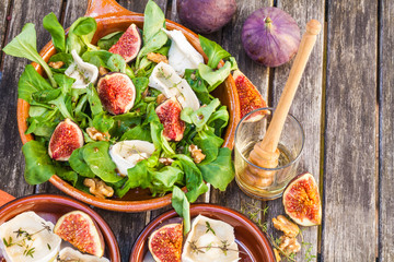 Leckerer Gourmet-Salat mit frischen Feigen und Käse