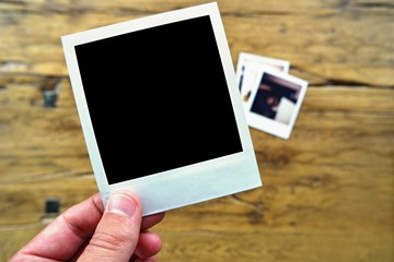 sofortbild auf holztisch blanko schwarz II