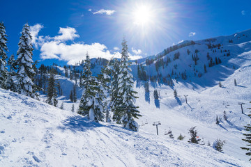 Fototapeta na wymiar Blue skies and sweeping views of the mountains around lake Tahoe in winter