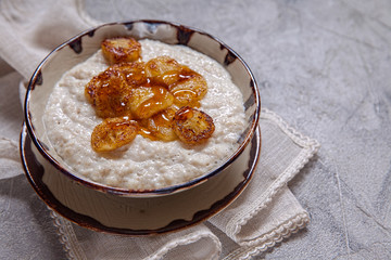 Oatmeal porridge with banana and honey