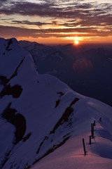 Schneebedeckte Berge und Sonnenuntergang