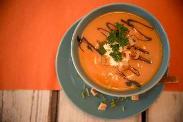 Pumpkin soup served in a blue bowl / Contrasting color combinations