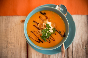 Pumpkin soup served in a blue bowl / Contrasting color combinations
