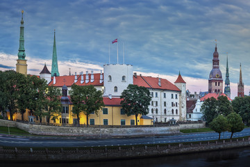 Obraz premium Riga Castle, 11 November Embankment, Old Town at night.