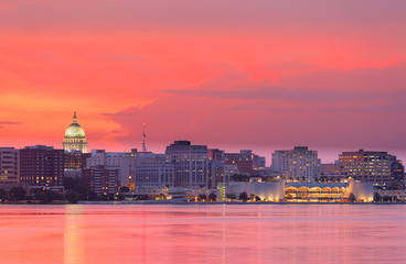 Skyline of Madison of Wisconsin at sunset viewing from Olin Turville Park. Photo showing the state capital and lake Monona with reflections, Madison, Wisconsin, USA.  - obrazy, fototapety, plakaty