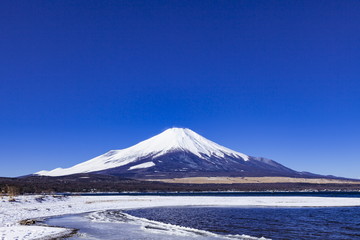 冬の富士山、山梨県山中湖にて