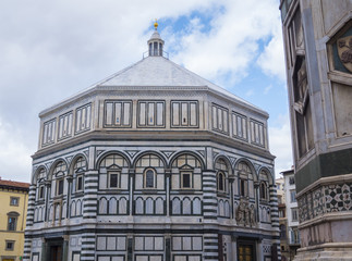 Fototapeta na wymiar Florence Baptistery at Duomo Square