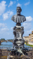 Fototapeta premium Statue of Benvenuto Cellini on Ponte Vecchio Bridge in Venice