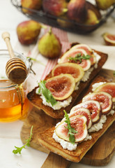 Fresh Figs and Cream Cheese Toast with Honey