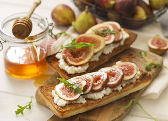 Fresh Figs and Cream Cheese Toast with Honey