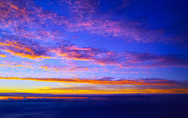 Fototapeta premium 飛行機から見た日没後の夕焼け空